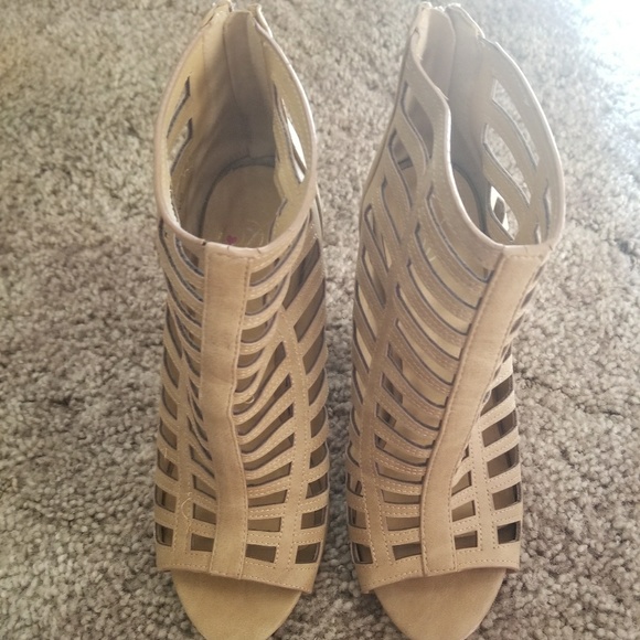 Heels - Picture 3 of 3